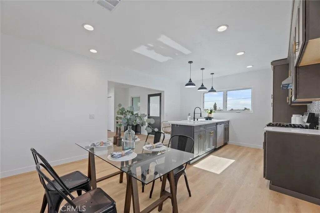 Los Angeles, California, United States 5 - 18229711