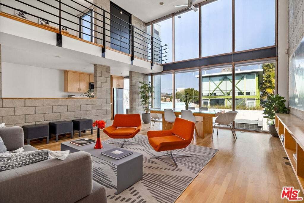 Los Angeles, California, United States 2 - 18645944