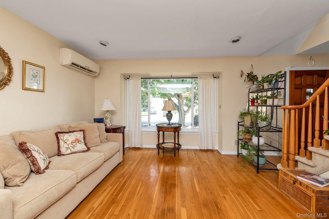 House in East Meadow, New York, United States 3 - 18646729