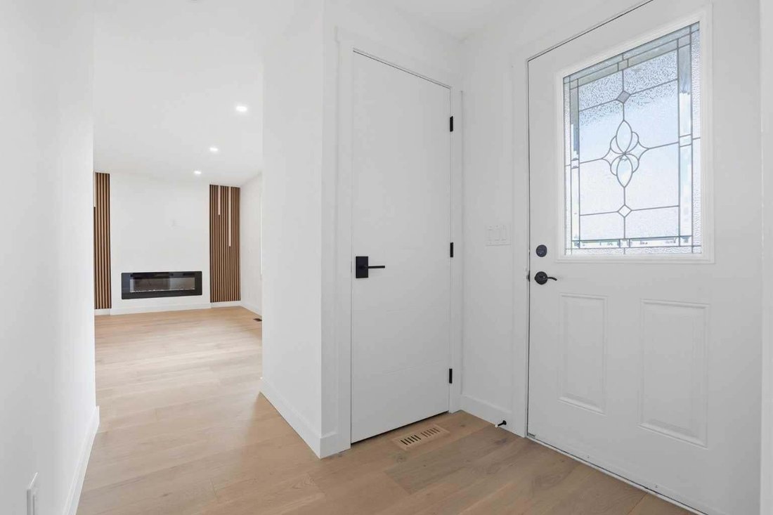House in Calgary, Alberta, Canada 5 - 18643404