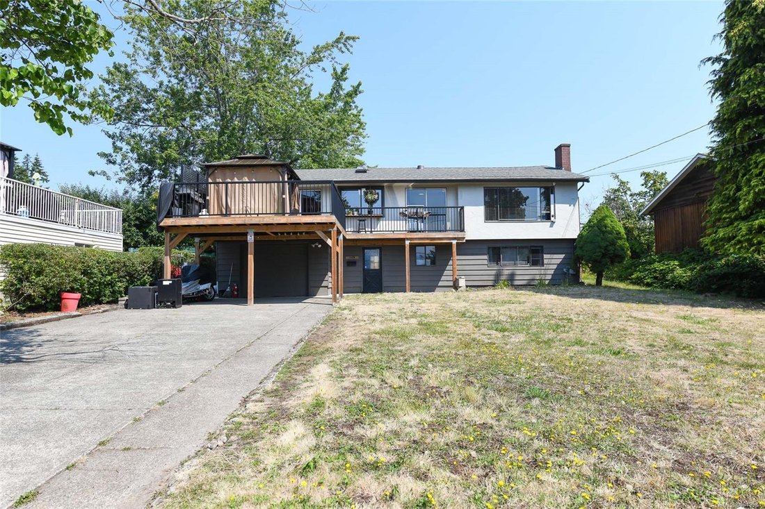 House in Comox, British Columbia, Canada 2 - 18643648