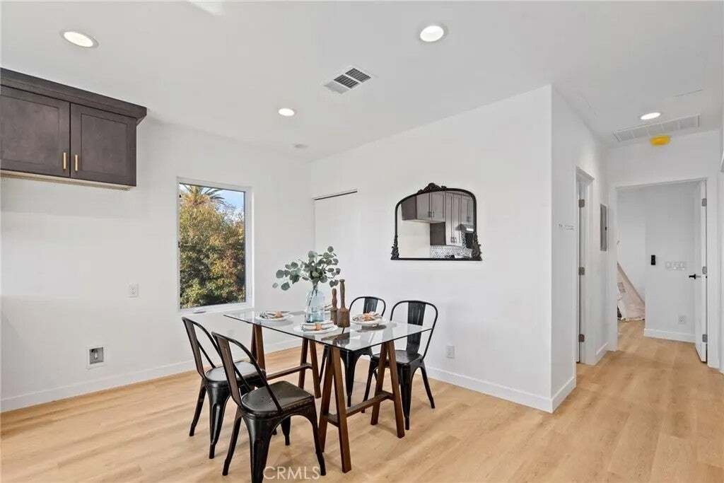 Los Angeles, California, United States 3 - 18229711