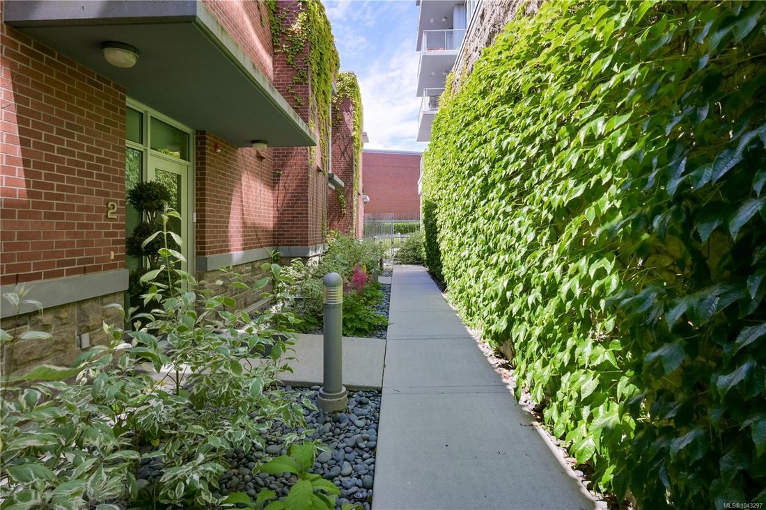 Townhouse in Victoria, British Columbia, Canada 4 - 18643607