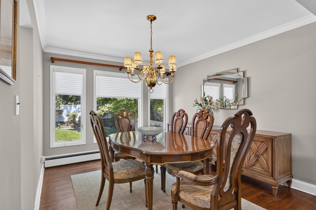 House in Commack, New York, United States 5 - 18644994