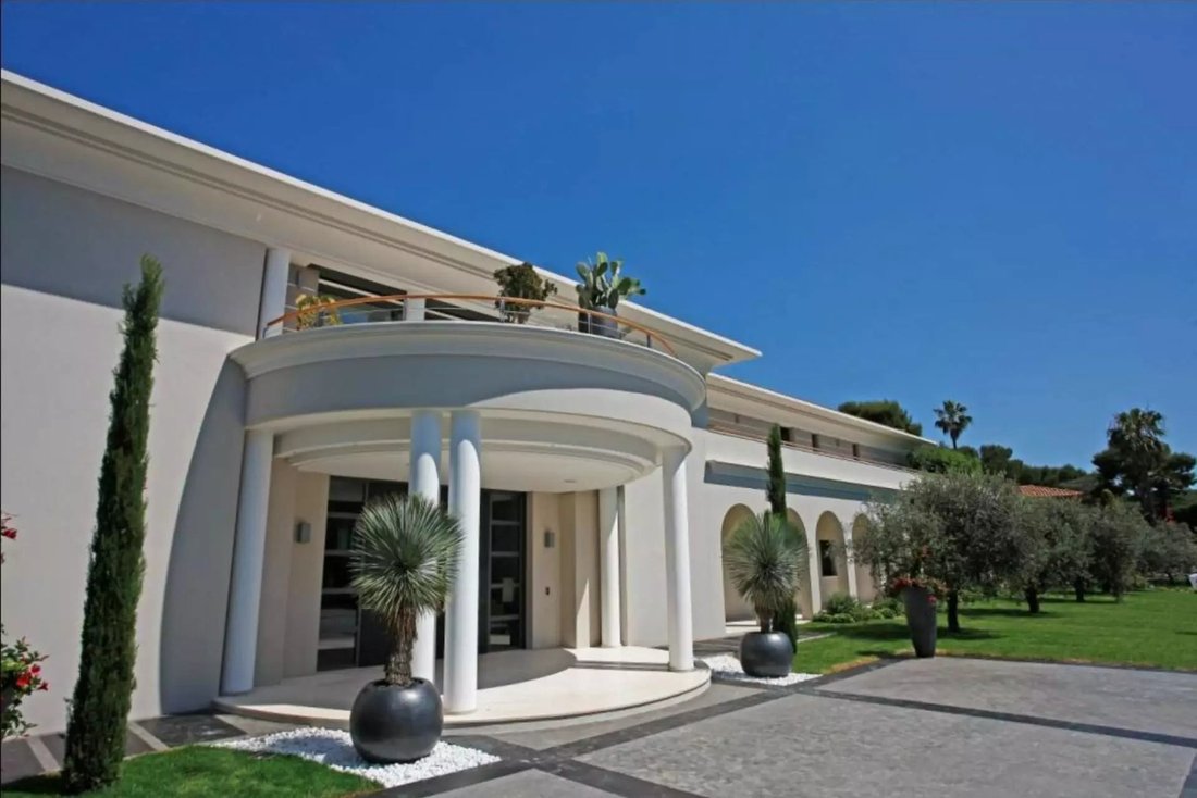 Villa in Saint-Jean-Cap-Ferrat, Provence-Alpes-Côte d'Azur, France 2 - 18644268