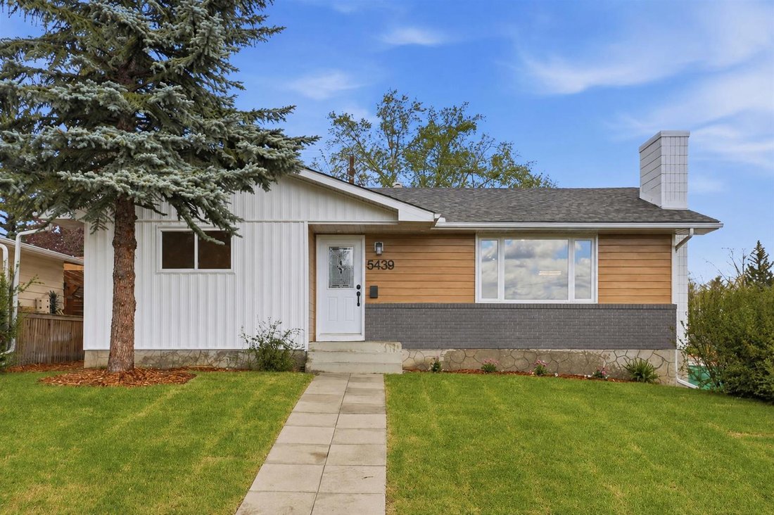 House in Calgary, Alberta, Canada 3 - 18643404