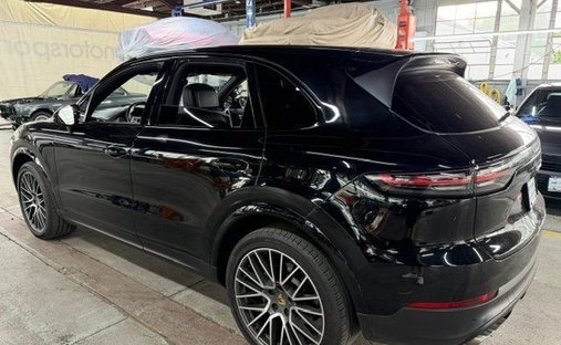 Porsche Cayenne in Calverton, NY, United States 1