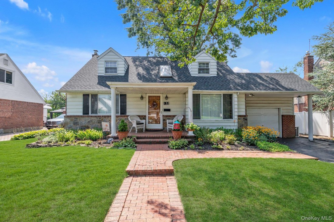 House in East Meadow, New York, United States 1 - 18646729