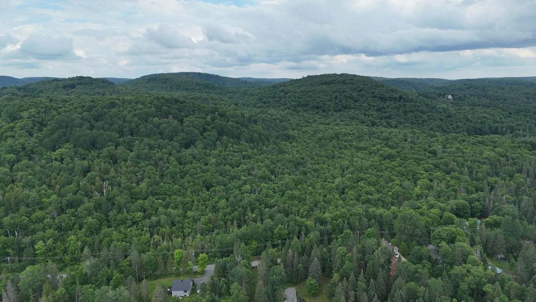 Land in Saint-Sauveur, Quebec, Canada 5 - 18643154