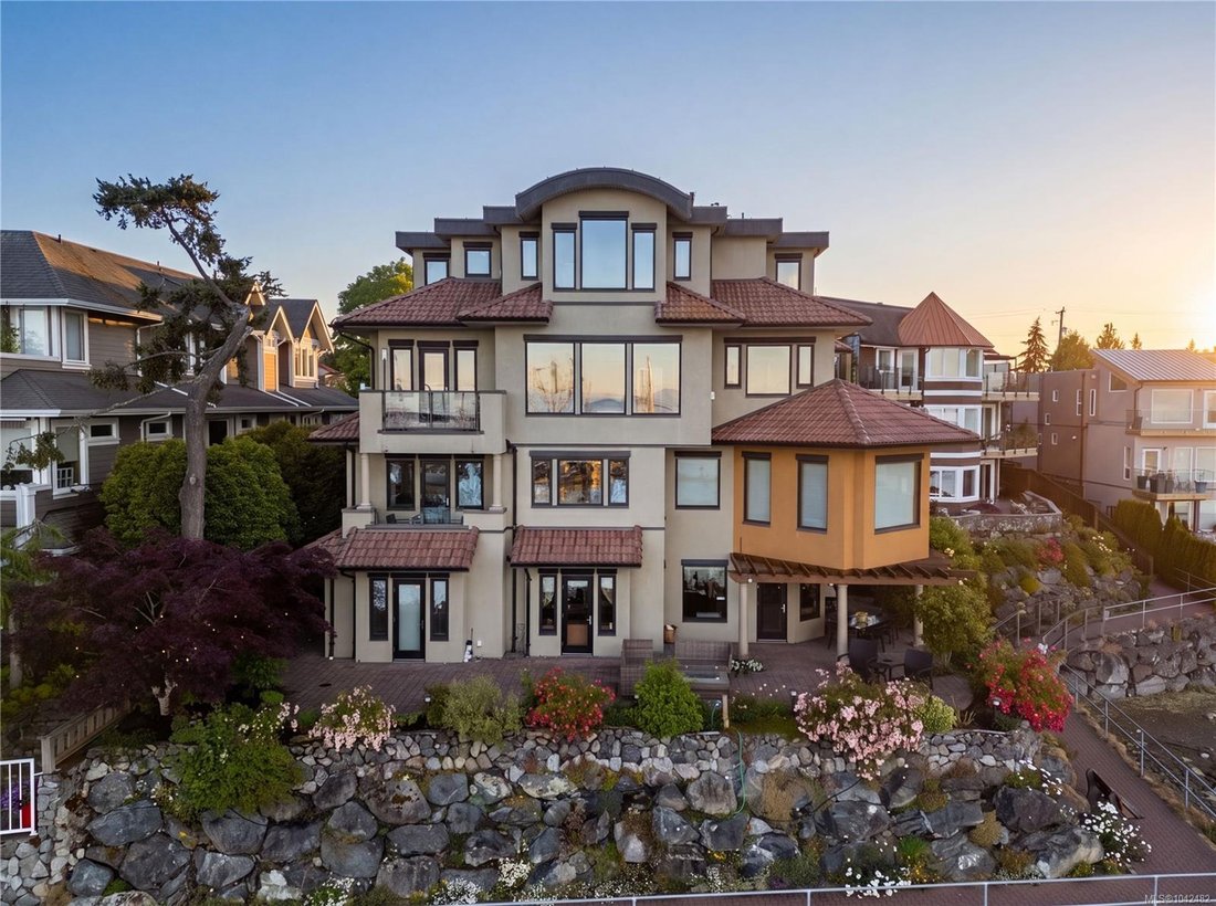 Townhouse in Sidney, British Columbia, Canada 2 - 18643453