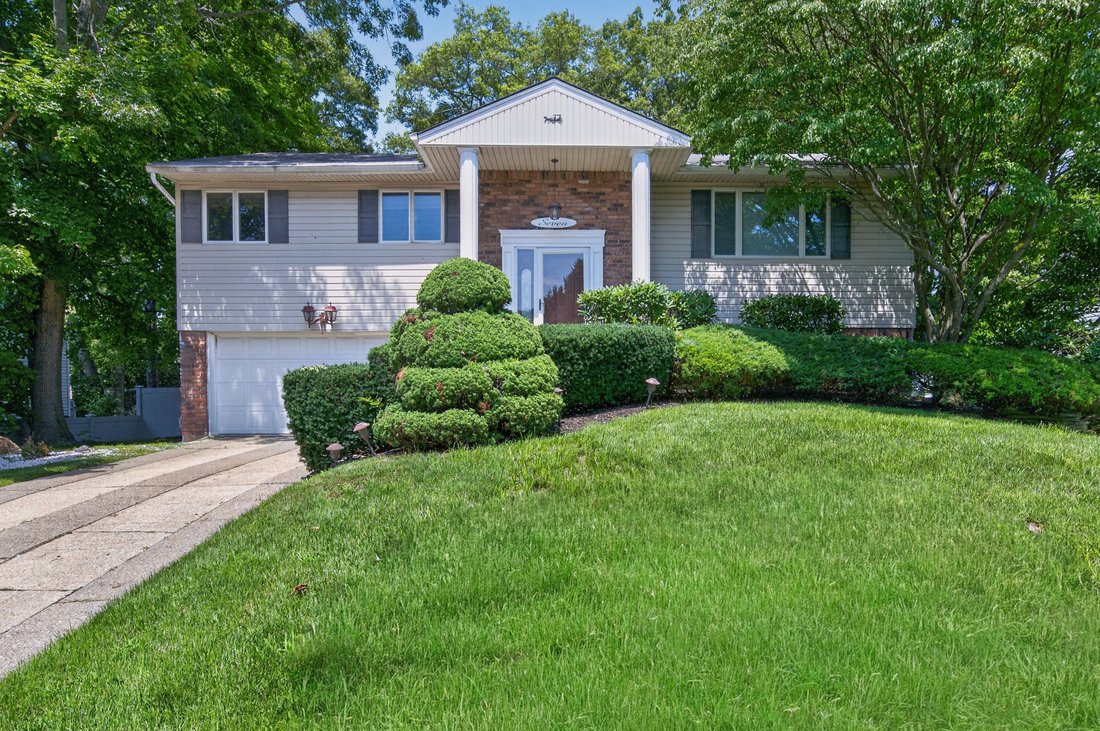 House in Commack, New York, United States 1 - 18644994