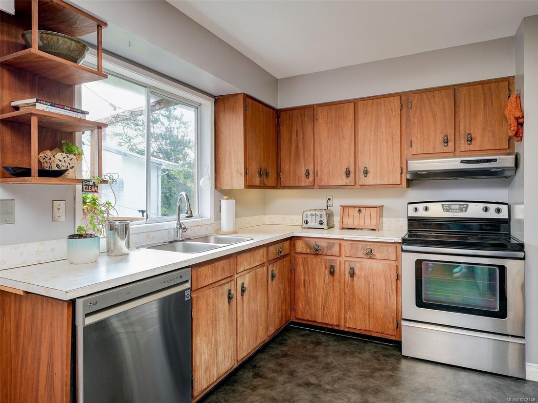House in Saanich, British Columbia, Canada 5 - 18643561
