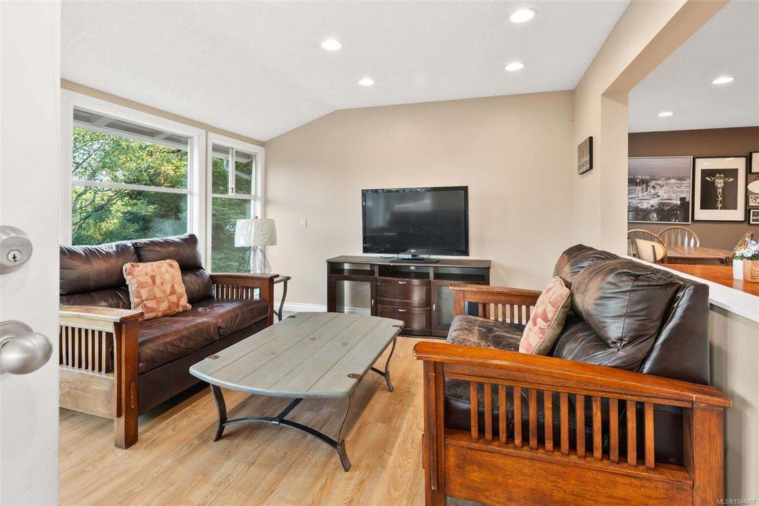 House in Saanich, British Columbia, Canada 5 - 18643695