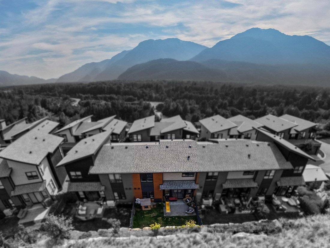 Townhouse in Squamish, British Columbia, Canada 1 - 18643165