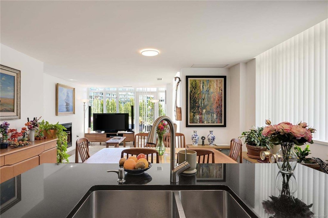 Townhouse in Victoria, British Columbia, Canada 5 - 18643607