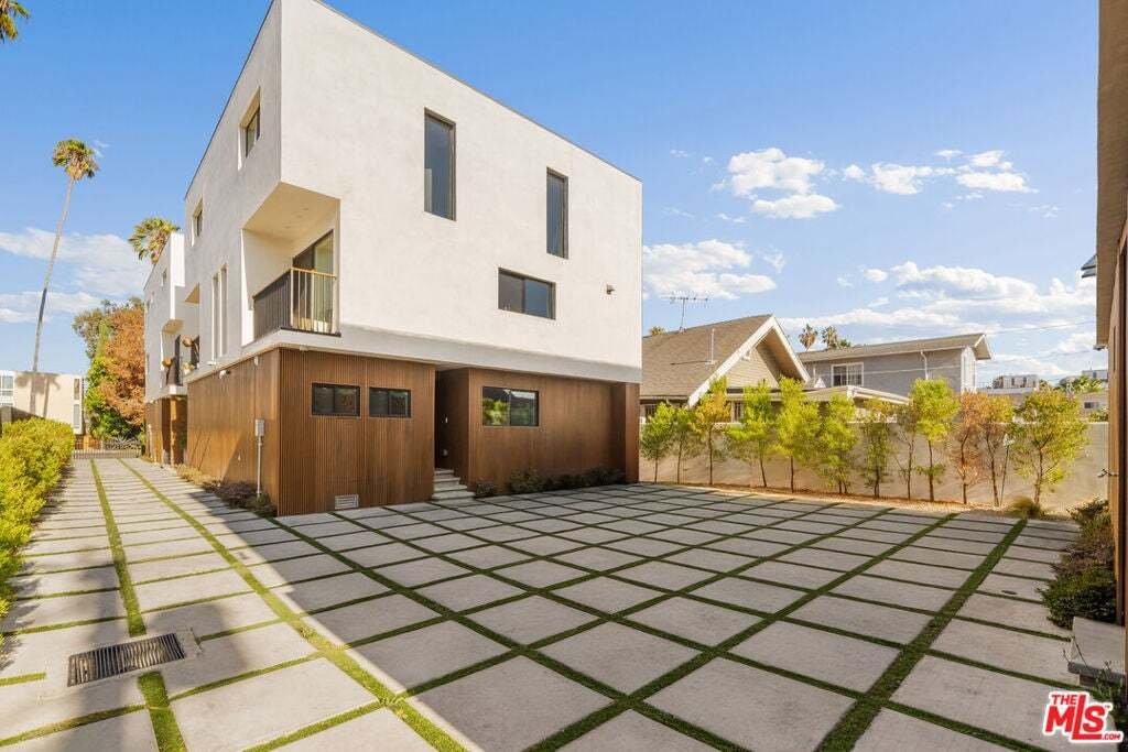 Los Angeles, California, United States 4 - 18645940