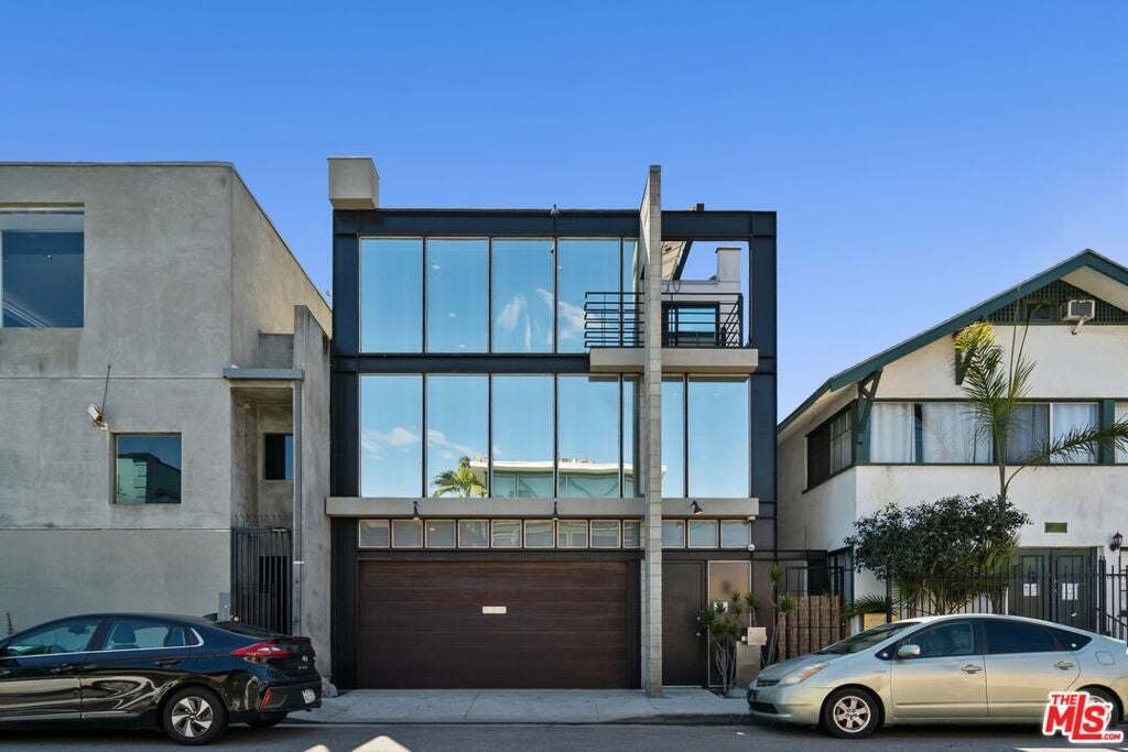 Los Angeles, California, United States 1 - 18645944