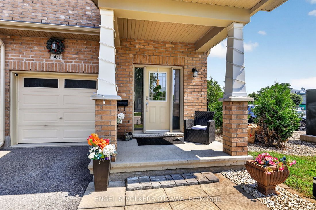 Townhouse in Ottawa, Ontario, Canada 3 - 18643712