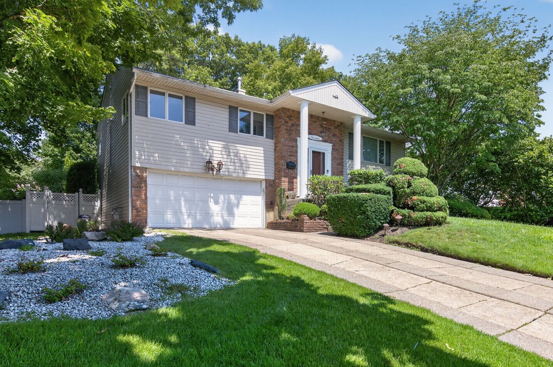 House in Commack, New York, United States 2 - 18644994