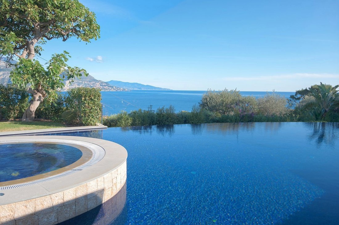 Villa in Saint-Jean-Cap-Ferrat, Provence-Alpes-Côte d'Azur, France 1 - 18644268