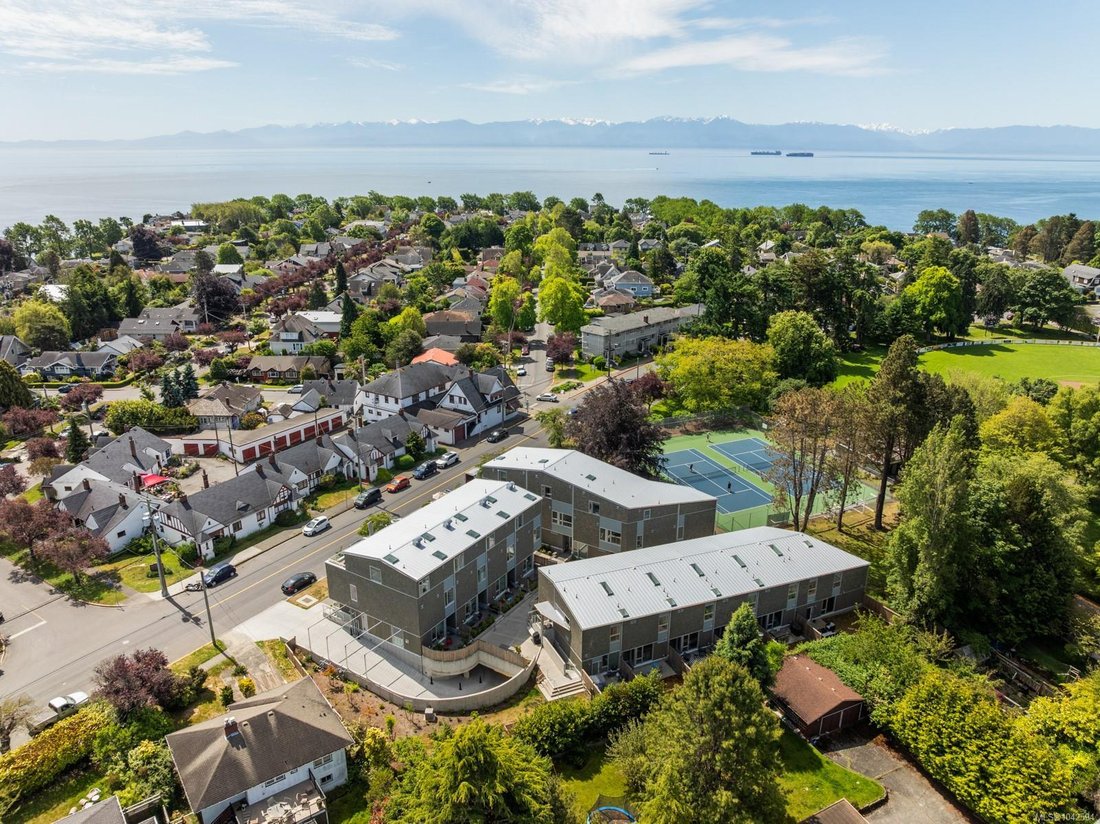 Townhouse in Victoria, British Columbia, Canada 2 - 18643446