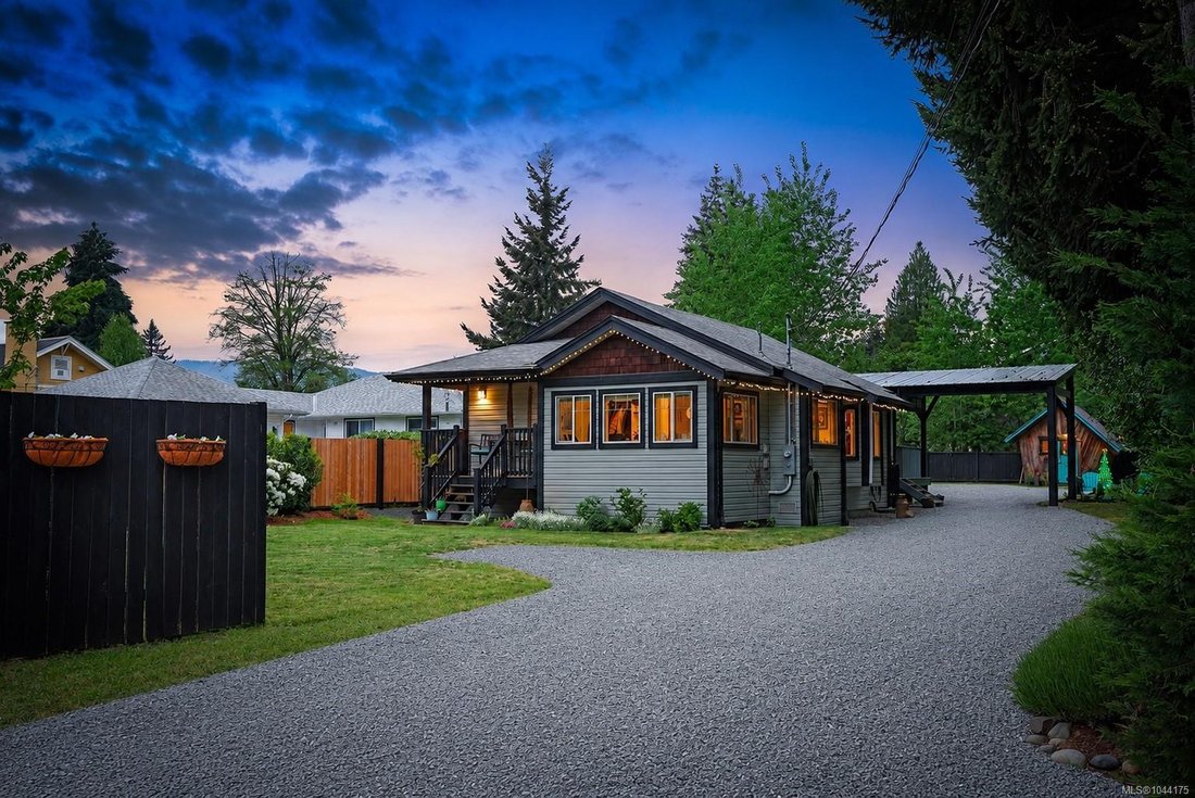 House in Cumberland, British Columbia, Canada 1 - 18643684