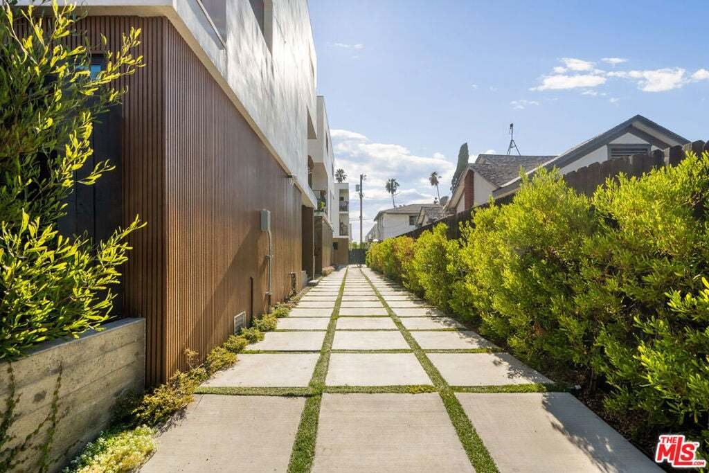 Los Angeles, California, United States 3 - 18645940