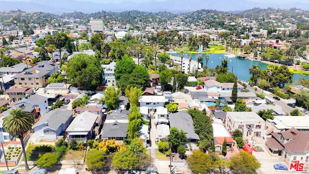 Los Angeles, California, United States 2 - 18645941
