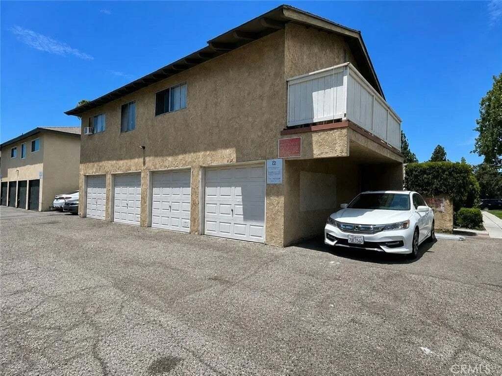 Santa Ana, California, United States 4 - 18646539