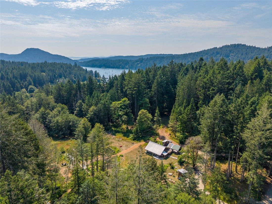 House in Pender Island, British Columbia, Canada 2 - 18643647
