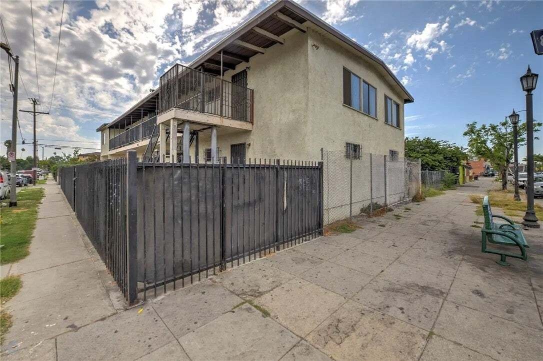 Los Angeles, California, United States 4 - 18638291