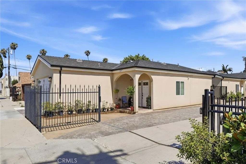 Los Angeles, California, United States 3 - 18646546