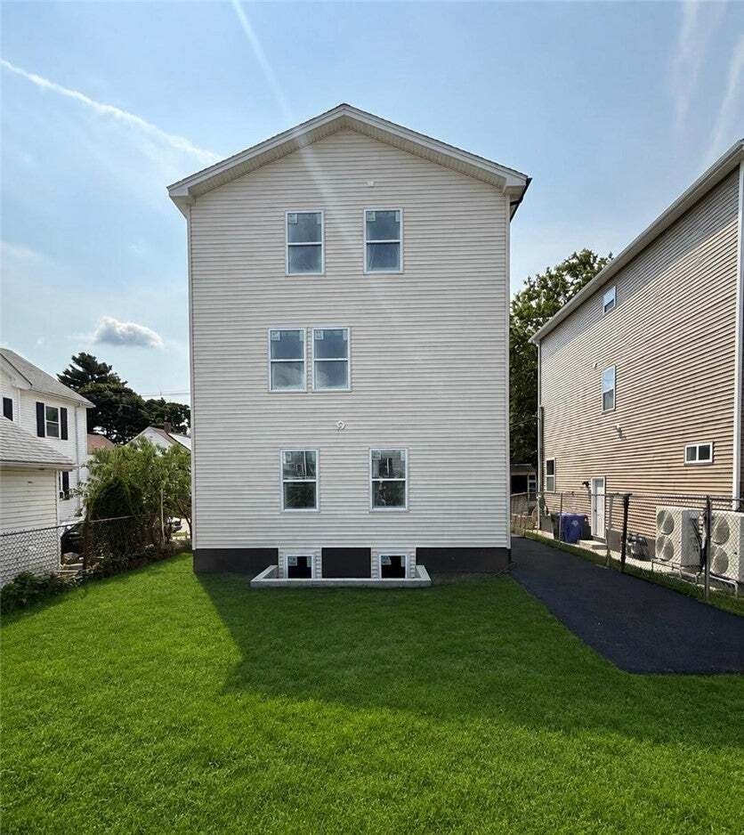 Cranston, Rhode Island, United States 4 - 18645750