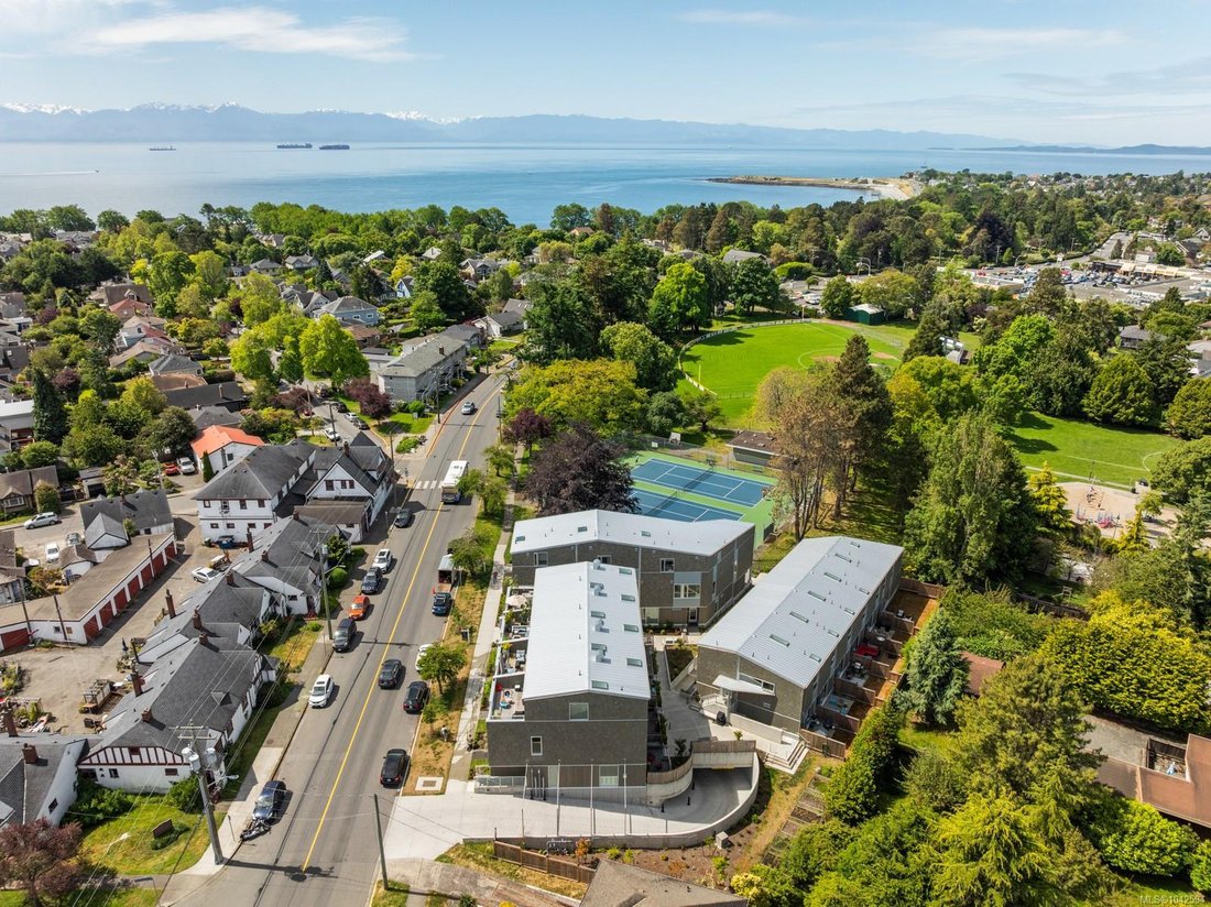 Townhouse in Victoria, British Columbia, Canada 1 - 18643446
