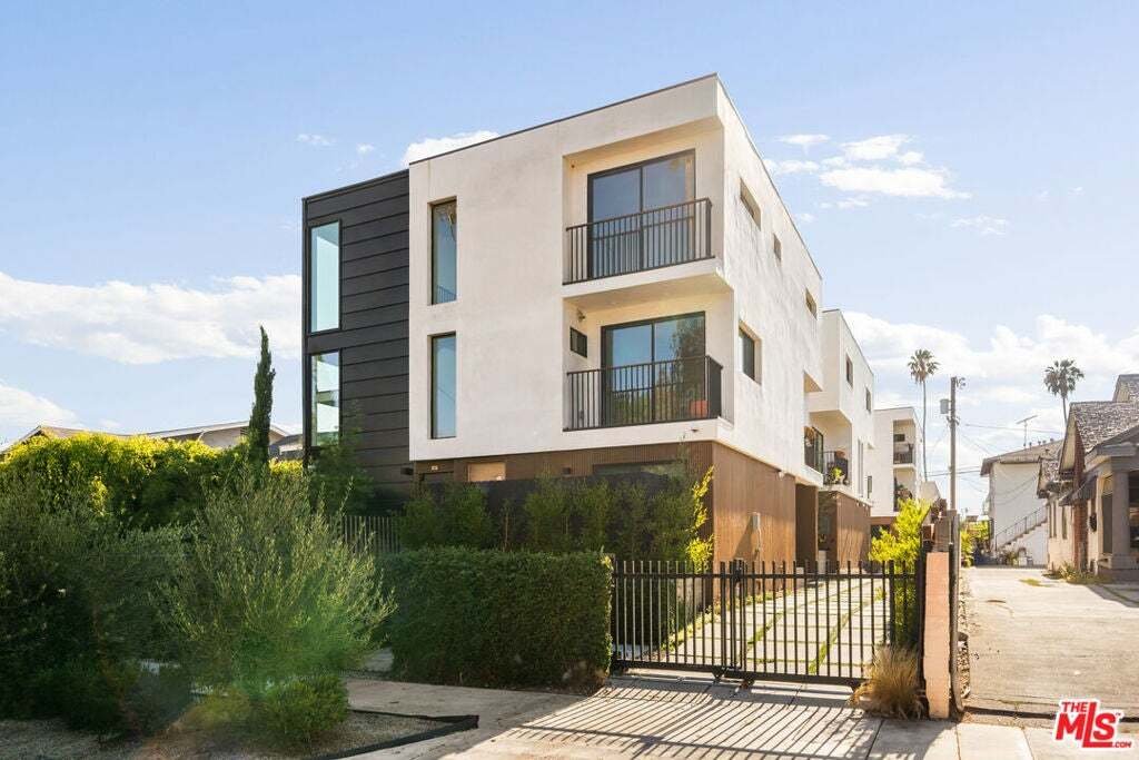 Los Angeles, California, United States 2 - 18645940