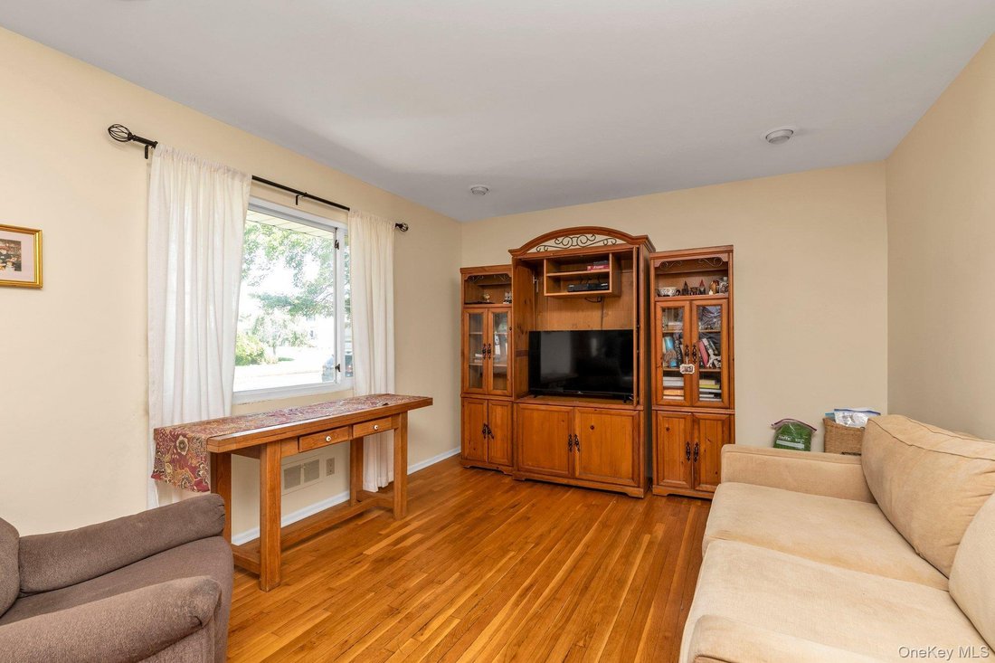 House in East Meadow, New York, United States 5 - 18646729