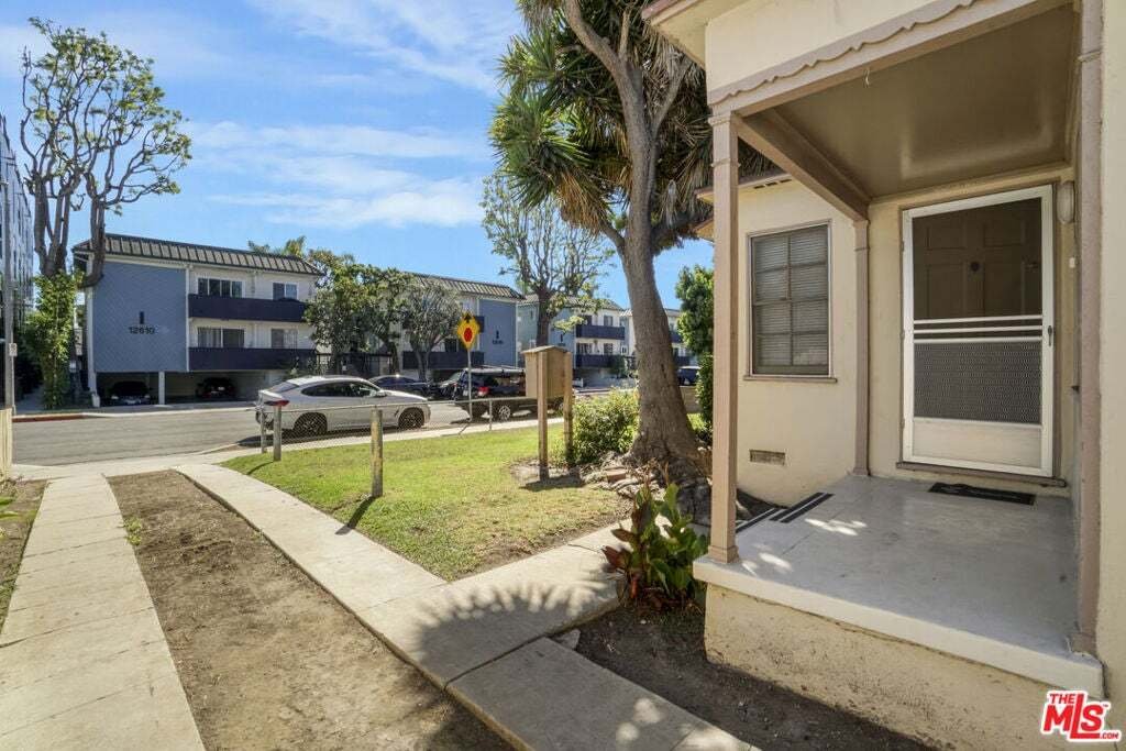 Los Angeles, California, United States 5 - 18645936