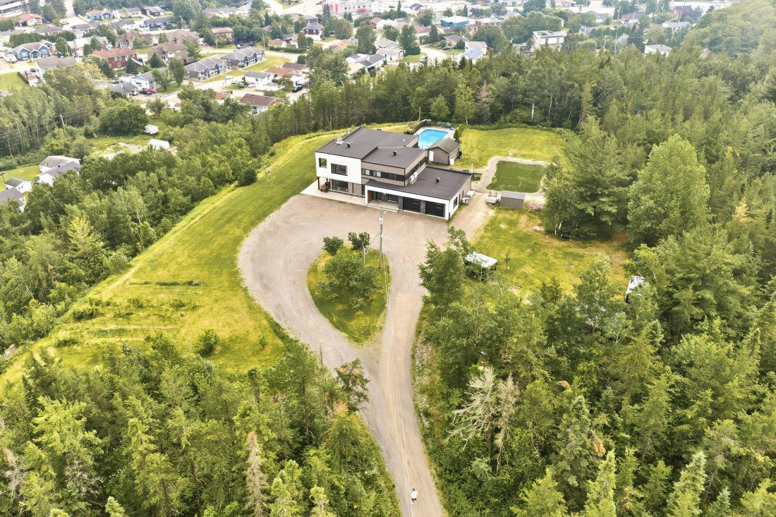 House in Saguenay, Quebec, Canada 3 - 17760219