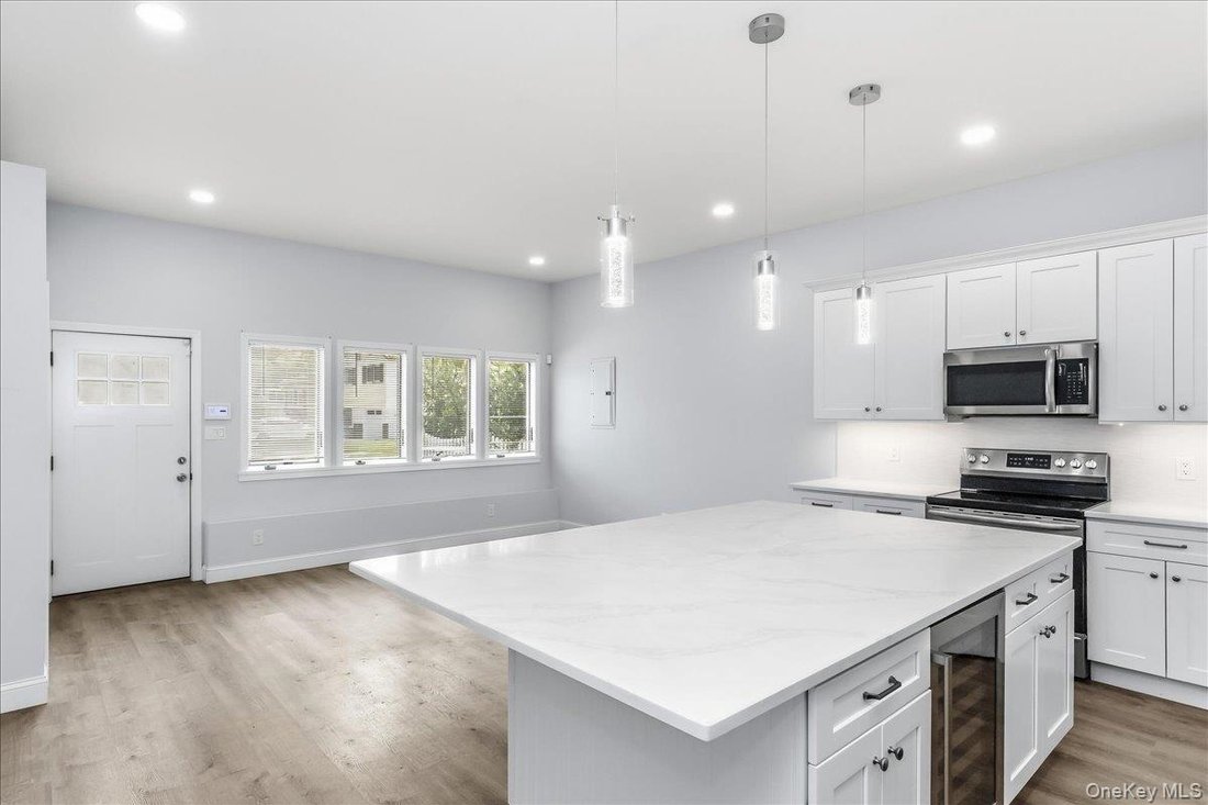 East Meadow, New York, United States 3 - 18646775