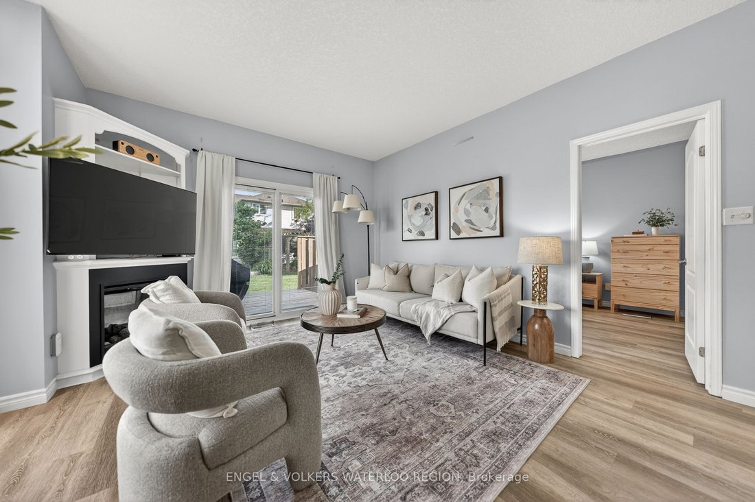 Townhouse in Waterloo, Ontario, Canada 1 - 18642676