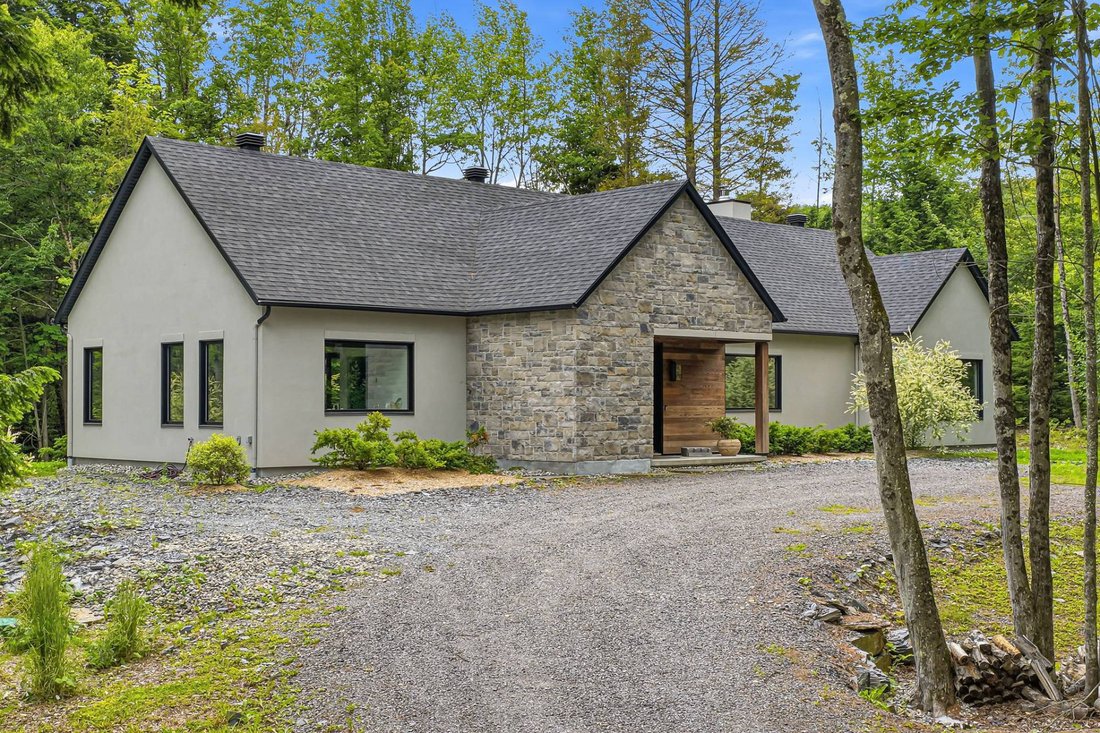 House in Austin, Quebec, Canada 1 - 18643055