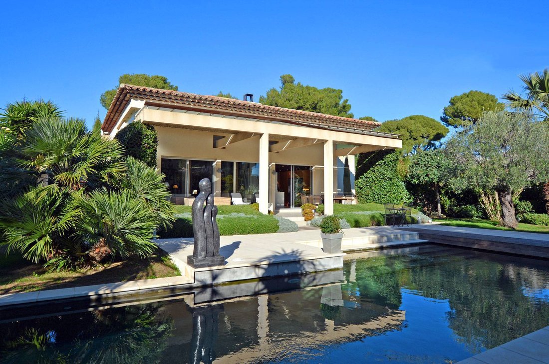 Villa in Vieille Ville, Antibes, France 1 - 18644460