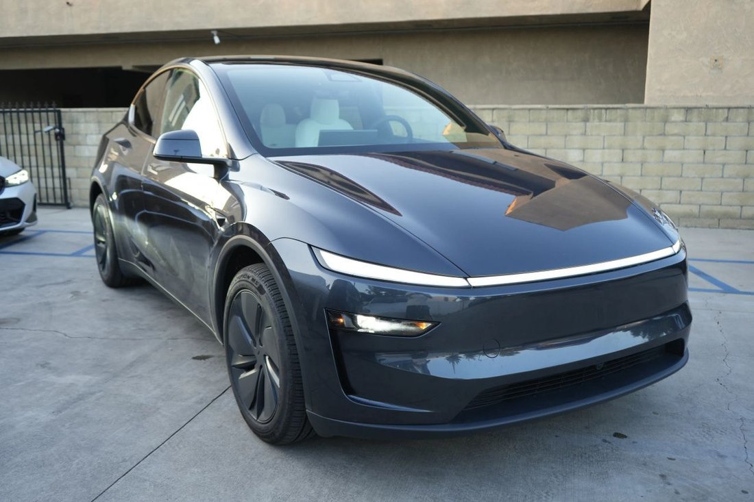 Suv in San Gabriel, CA, United States 2 - 18647960