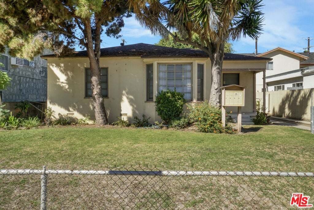 Los Angeles, California, United States 2 - 18645936