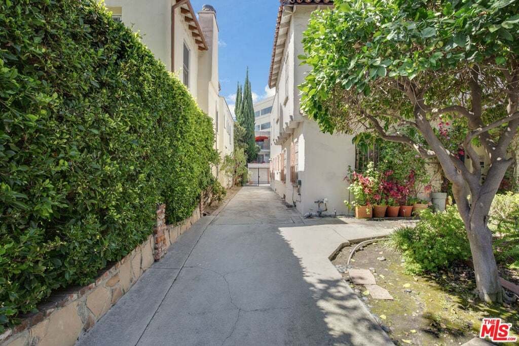 West Hollywood, California, United States 5 - 18645950