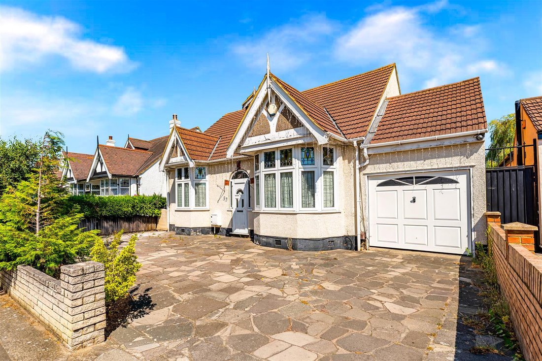 Bungalow in Seven Kings, Ilford, England 1 - 18645501