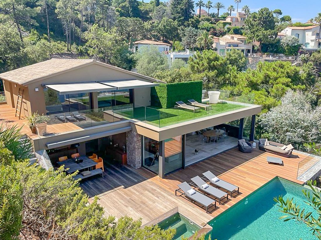 Villa in Théoule-sur-Mer, Provence-Alpes-Côte d'Azur, France 1 - 18644577