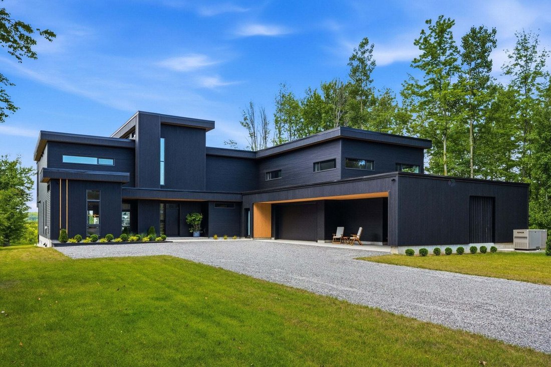 House in Saint-Ignace-de-Loyola, Quebec, Canada 1 - 17656074