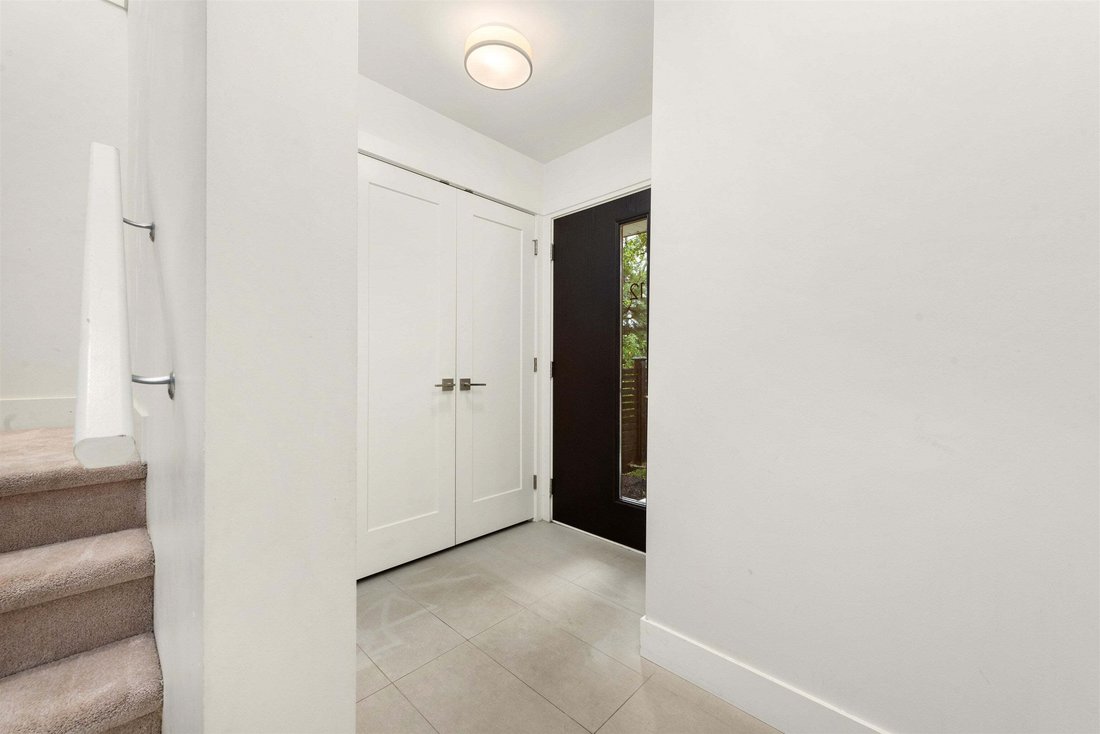 Townhouse in Surrey, British Columbia, Canada 2 - 18643325