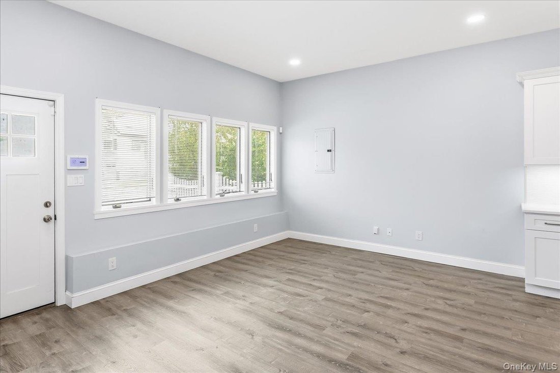 East Meadow, New York, United States 5 - 18646775